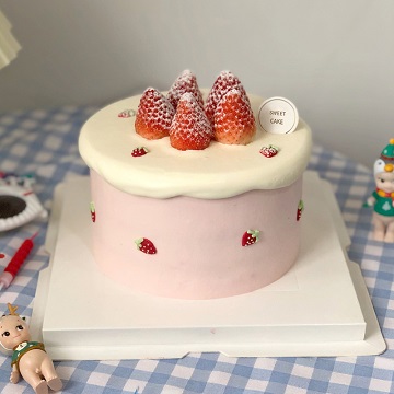 可爱风草莓鲜奶蛋糕